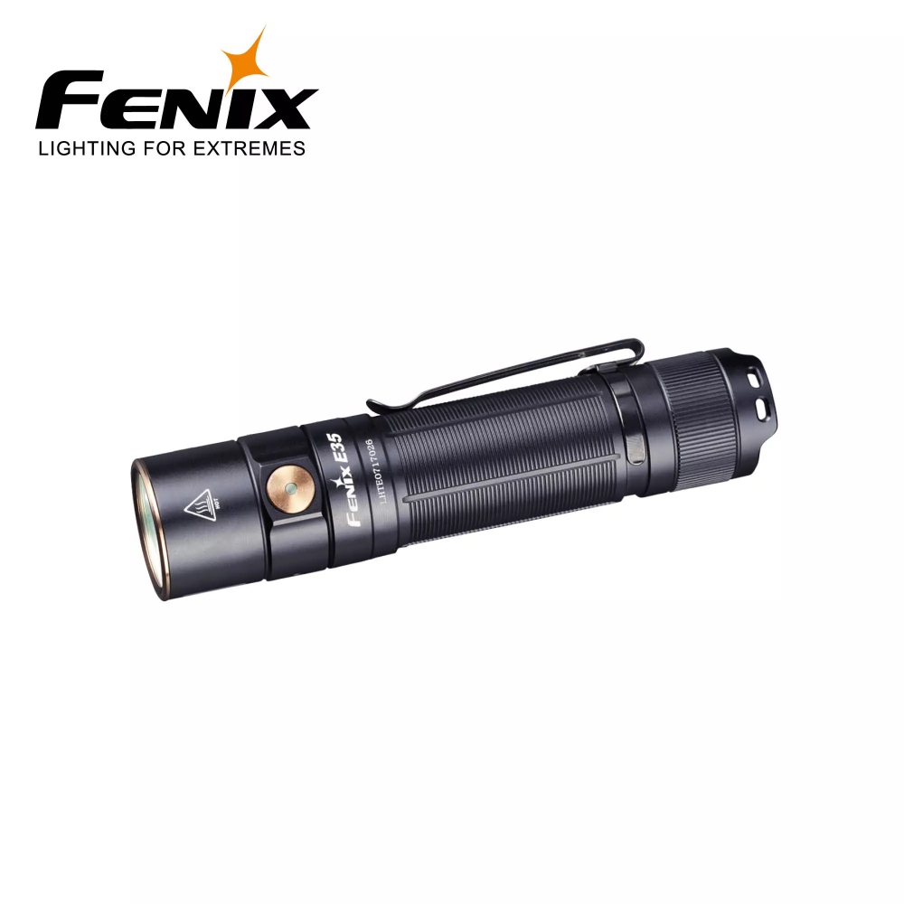 Fenix E35 V3.0 er en kompakt og kraftig lommelykt på kun 11,8cm med enkel betjening. Den har en maksimal effekt på opptil 3000 lumen og en rekkevidde på 240 meter.