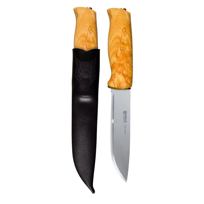 Helle Jegermester er designa som namnet tilseier som ein stor jaktkniv. Samstundes er kniven så mykje meir enn det - Jegermester er faktisk den einaste kniven i vårt sortiment som har ein konveks slip, som gjer den idèell til all skjæring.